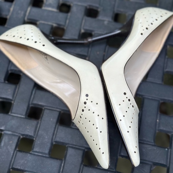 Carlos by Carlos Santana Leather Heels 9m Beige w Laser Cut outs. Made inBrazil - Picture 6 of 9